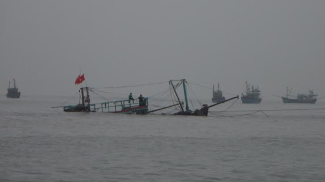 Tàu cá đâm vào đá ngầm, hơn chục ngư dân suýt chết Tàu cá đâm vào đá ngầm, hơn chục ngư dân suýt chết