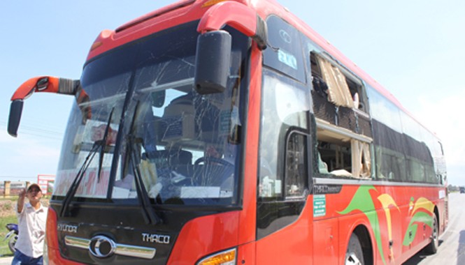 Trang bị máy dò để phát hiện chất cháy nổ trên xe khách Ngày 30/9, một vụ nổ đã xảy ra trên xe khách ở Nghệ An, nguồn nổ là một gói hàng khách gửi.