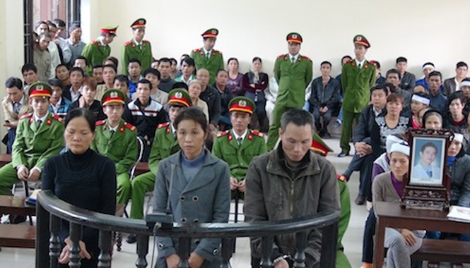 Bị đâm chết vì nghi ngờ hàng xóm trộm gà Các bị cáo trước vành móng ngựa.