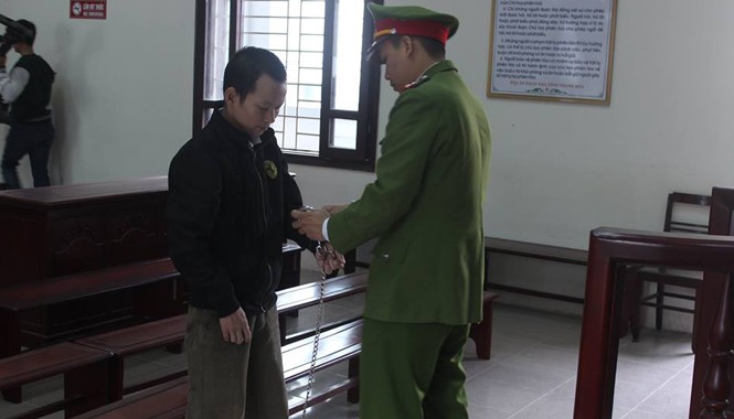 'Yêu râu xanh' hiếp dâm bé gái 7 tuổi lĩnh án Hiếp dâm cháu bé 7 tuổi, "yêu râu xanh" Vũ Đình Hào nhận mức án 12 năm tù giam