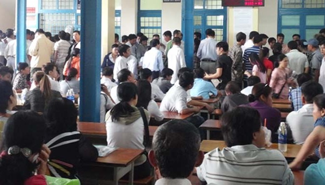 Đổi giấy phép lái xe vì... tin đồn Tình trạng quá tải tại điểm tiếp nhận hồ sơ cấp, đổi GPLX số 51/2 Thành Thái, P.14, Q.10 sáng 12.11 - Ảnh: Thanh Đông (Thanh Niên).
