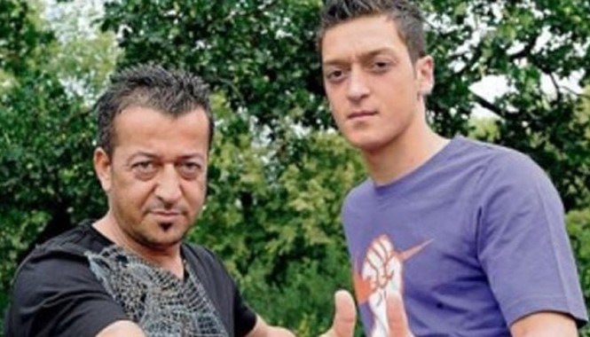 Cha con Ozil lôi nhau ra tòa vì khoản tiền triệu đô Hai cha con Ozil khi còn sát cánh bên nhau.
