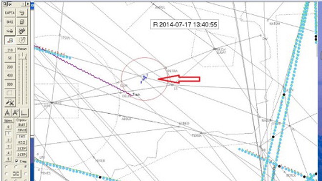 MH17 không bay một mình trước khi bị rơi Bản đồ radar với chấm xanh là máy bay lạ, đường màu tím là lộ trình của MH17