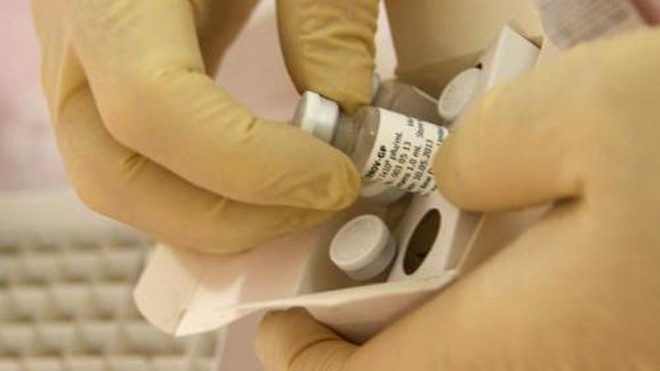 Lần đầu tiên thử nghiệm đại trà thuốc chữa Ebola Thử nghiệm lâm sàng được hy vọng sẽ giúp đẩy nhanh tiến độ tìm ra một phương thuốc điều trị Ebola chính thức, làm giảm tỷ lệ tử vong của bệnh dịch chết người. Ảnh: Reuters.