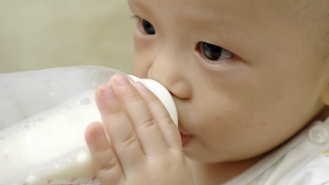 Cách giúp bé uống được nhiều sữa Ảnh minh họa: Alphamom.com.