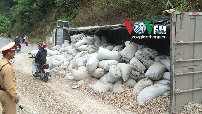 Lật xe chở sắn, giao thông tắc nghẽn trên Quốc lộ 6 Toàn bộ sắn khô bị đổ ra lòng đường.