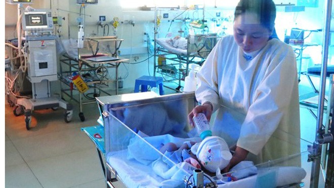 Ngày mai, bé sơ sinh văng khỏi bụng mẹ được về nhà Bé Huy đang được dì cho bú sữa.