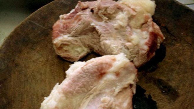 Hà Nội: Khu chung cư hoang mang vì nước ăn nhiễm amoni Sử dụng nước nhiễm amoni, thịt luộc chín mà vẫn đỏ như sống.