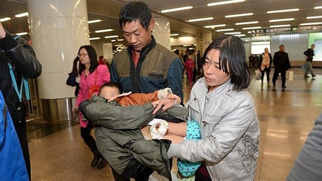 Đòi chơi điện thoại, bé trai bị dì cắt “của quý” Bé Qiang Qiang được đưa vào bệnh viện cấp cứu