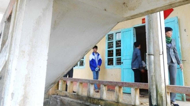Nam sinh lớp 9 tử vong do nhảy tắt cầu thang Vị trí cầu thang, nơi em Long ngã xuống dẫn tới tử vong.