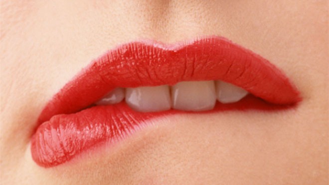 Thói quen gây hại vào mùa đông Thói quen liếm môi càng khiến da môi dễ nứt nẻ. Ảnh: Health.
