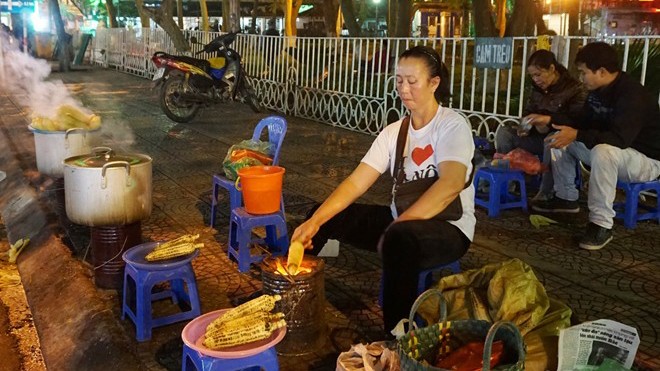 Vì sao ngô bãi giữa sông Hồng đắt vẫn hút khách? Quán ngô luộc giúp nhiều chủ hàng cải thiện kinh tế, thu nhập ổn định quanh năm. Ảnh: Diệp Sa.