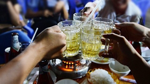 Uống rượu bia buổi trưa, 22 cán bộ bị kiểm điểm Uống rượu bia buổi trưa, 22 cán bộ bị kiểm điểm