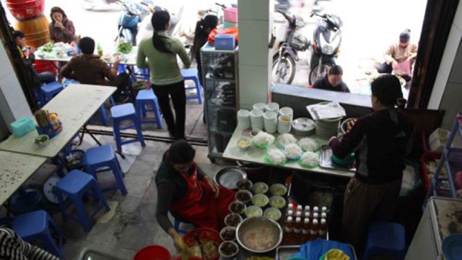 4 hàng bún chả lâu đời ngon tuyệt ở Hà Nội Không gian quán hạn hẹp là điểm trừ ở Bún chả Đắc Kim trên phố Hàng Mành. Ảnh: The world tastes good