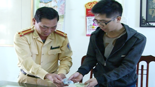 Đi tuần tra, CSGT nhặt được ví đầy tiền Anh Nguyễn Khải nhận lại tài sản đã đánh rơi từ tay Trung CSGT Dương Văn Giang