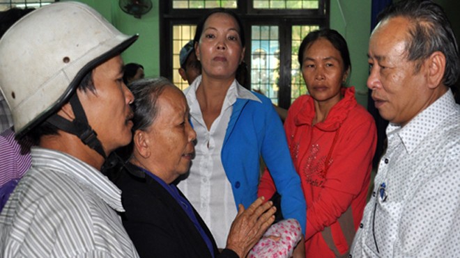 Quảng Ngãi mua tin tố giác tham nhũng đến 10 triệu đồng Người dân xã Hành Dũng, huyện Nghĩa Hành bày tỏ bức xúc với quyền Bí thư Tỉnh ủy Quảng Ngãi Nguyễn Minh về việc thu hồi đất tại địa phương. Ảnh: Trí Tín.