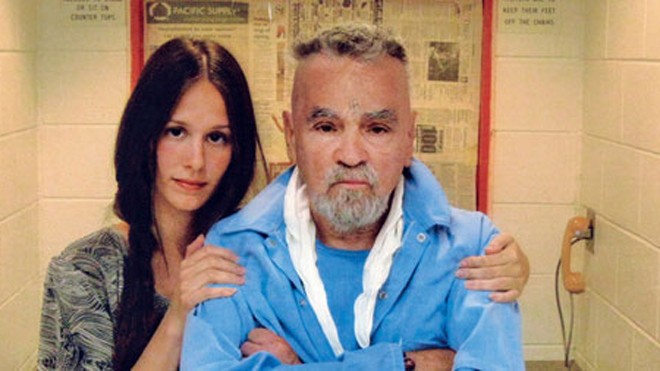 Gái 26 tuổi chết mê 'kẻ sát nhân hàng loạt' Elaine Burton, 26 tuổi, với Charles Manson, 80 tuổi - Ảnh: Facebook