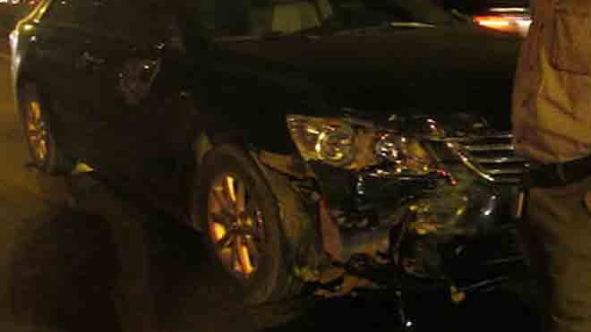 Xe Camry 'nổi điên' tông liên hoàn giữa phố Do chạy tốc độ quá nhanh, chiếc xe Camry gây tai nạn liên hoàn tại khu vực đèn đỏ.