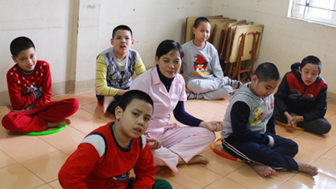 Lặng thầm công việc dạy trẻ tự kỷ Thế giới trẻ tự kỷ muôn màu nhưng khó tiếp cận. Ảnh: Bình Tâm (Dân Trí).