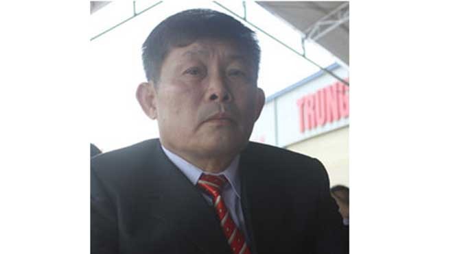 Người đặt biển báo giao thông lạ được tặng bằng khen Ông Nguyễn Tiến Định. Ảnh: Hải Bình.