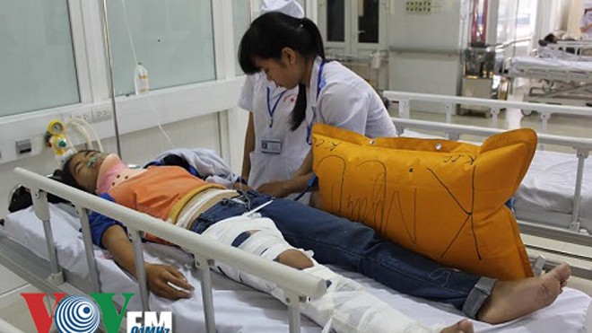 Tạm giữ tài xế gây tai nạn làm hai cha con chết thảm Em Linh đang được cấp cứu tại bệnh viện Hữu nghị Đa khoa Nghệ An. Ảnh: CTV Tiến Song