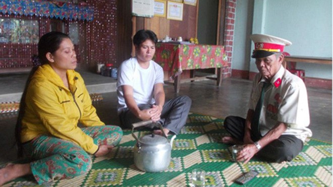 Cựu binh 75 tuổi tích cực làm công tác khuyến học Ông Zơ Râm Bôi đến từng nhà vận động phụ huynh cho con em đến trường.