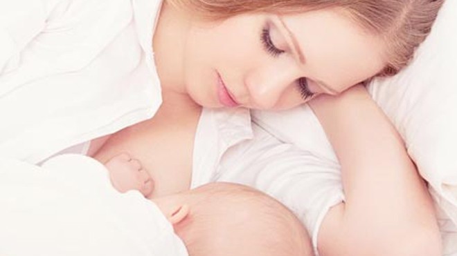 Đừng bắt trẻ bú mẹ giữa đêm Đừng bắt trẻ bú mẹ giữa đêm