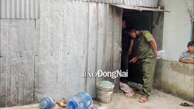 Dùng xăng phóng hỏa phòng trọ có 3 trẻ nhỏ Hiện trường phòng trọ bị đốt ở xã Phước Tân
