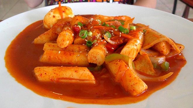 4 món Hàn Quốc làm mưa làm gió tại Hà Nội Tteokbokki có màu đỏ rực bắt mắt và nước sốt đậm đà, cay nồng phù hợp với mùa đông Hà Nội. Ảnh: Flickr.