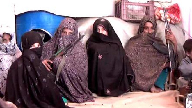 'Bà mẹ báo thù' nhặt súng của con giao chiến với Taliban Gia đình bà Gul trong cuộc phỏng vấn với kênh truyền hình Tolo News. Ảnh: Tolo News