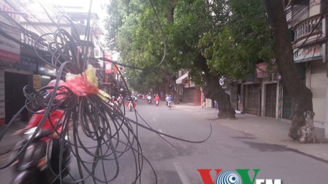 Bẫy “thòng lọng” trên đường La Thành Dây điện, dây cáp viễn thông võng xuống lòng đường