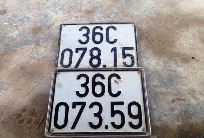 Tháo biển số xe quá tải Biển số xe vi phạm đã bị tháo.