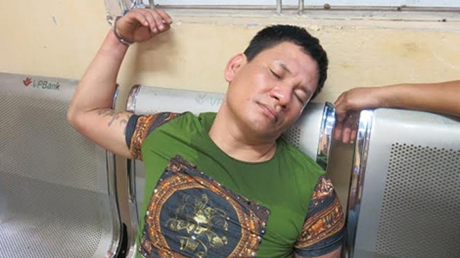Giấu 32 gói ma túy trong chân giả Đối tượng Quân tại cơ quan Công an.