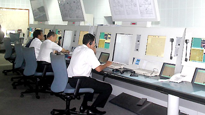 10 nhân viên không lưu bị dừng hợp đồng vì kém tiếng Anh Một kíp trực ở đài kiểm soát không lưu tại Tân Sơn Nhất (ACC Hồ Chí Minh). Ảnh minh họa: Đoàn Loan.