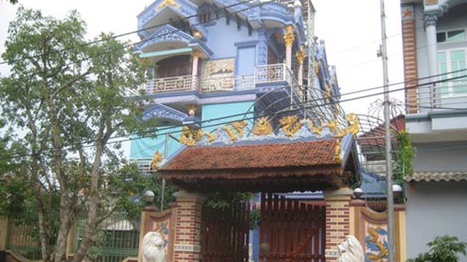 'Cậu Thủy' và chuyện bị thong manh hành nghề thấu thị! Căn nhà to nhất làng, xanh vàng lòe loẹt với đôi sư tử đá ngoài cửa của Thúy – Duyên.