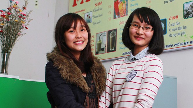 Giấu gia đình mở quán ăn, 2 nữ sinh thu 30 triệu đồng/tháng Từ số tiền ít ỏi gần 1 năm đi làm thêm, Vân (trái) và Phượng (phải) đã thành chủ một quán ăn có doanh thu lên đến 30 triệu đồng/tháng. Ảnh: Ngọc Lan.
