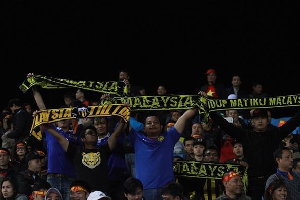 Báo chí Malaysia hả hể với cú sốc Mỹ Đình CĐV Malaysia trên khán đài sân Mỹ Đình.