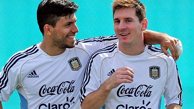 Messi khoe thành tích chơi bóng điện tử với Aguero Messi và Aguero từng cùng nhau vô địch U20 thế giới, giành huy chương vàng Olympic và á quân World Cup. Ảnh: AFP