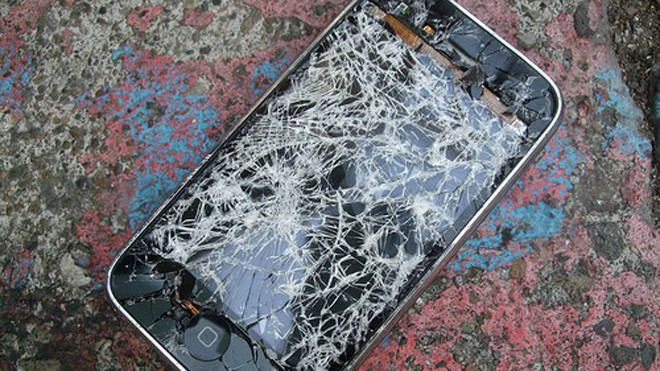 Làm gì khi iPhone bị nứt vỡ màn hình? Màn hình iPhone là một trong những linh kiện "ngốn tiền" nhất khi thay thế. Ảnh: Flickr