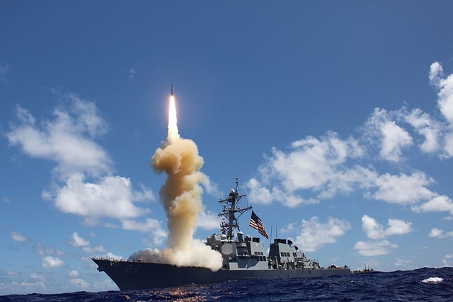 'Điểm danh' những siêu vũ khí của Hải quân Mỹ Tàu khu trục USS Fitzgerald, lớp Arleigh Burke bắn tên lửa.
