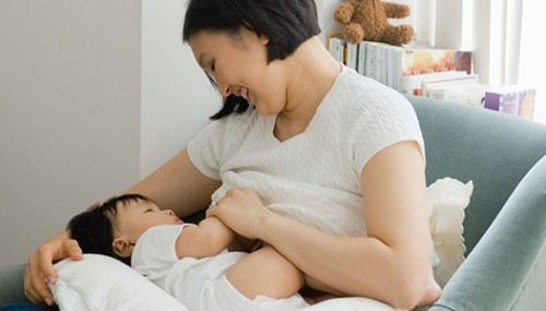 Cách cho bú khi bé hay trớ Ảnh minh họa: Parentingdays.com.
