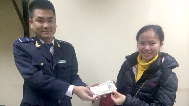 Hải quan Nội Bài phát hiện bọc tiền hơn 1 triệu yên Nhật Anh Trung trao lại số tiền chị Nga đánh rơi.