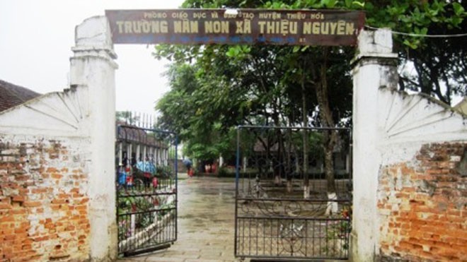 Hàng trăm trẻ vẫn phải học trong ngôi trường ô nhiễm thuốc trừ sâu Trường mầm non Thiệu Nguyên, nơi hàng trăm trẻ đang phải học trong sự lo sợ trường sập, ô nhiễm thuốc trừ sâu.