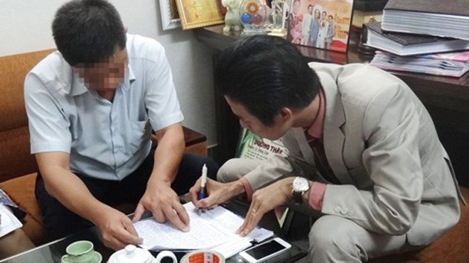 Vụ giác hơi 7 phút phán 'bá bệnh': Nguy cơ từ kiểu huy động vốn 'siêu lợi nhuận' Đại diện cơ sở ký vào biên bản kiểm tra - Ảnh: Lương Ngọc