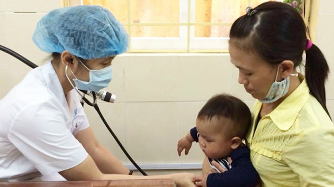 Tiêu chảy do Rotavirus dễ nhầm với ngộ độc thức ăn, cảm lạnh Bệnh nhi đang được bác sĩ khoa khám bệnh, Bệnh viện Nhi trung ương thăm khám. Ảnh: Lê Mai.