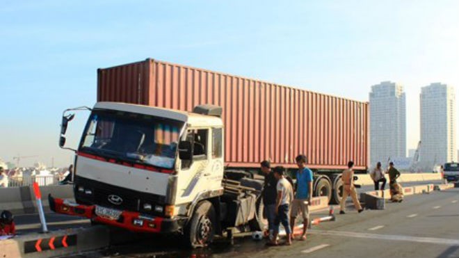 Xe đầu kéo 'đả thương' cầu Sài Gòn, giao thông kẹt cứng Hiện trường vụ tai nạn