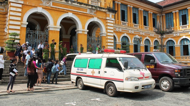 Vụ Huyền Như: Đề nghị khởi tố vụ án liên quan tới 3 ngân hàng Các bị cáo được áp giải lên xe sau khi phiên tòa buổi sáng kết thúc, rất đông người thân các bị cáo đứng chờ gặp mặt. Ảnh Việt Văn