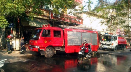 Hà Nội: Cơ sở sản xuất mành rèm phát hỏa lúc sáng sớm Lực lượng Cảnh sát PCCC đến hiện trường ứng cứu.