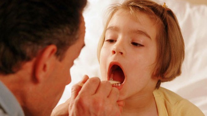 Phòng ngừa viêm họng cấp khi thời tiết thay đổi Việc dùng thuốc để điều trị phải tuân theo chỉ định của bác sĩ khám bệnh, không nên tự chuẩn đoán bệnh hoặc tự mua thuốc để điều trị cho mình và người nhà tránh một số biến chứng không đáng có xảy ra.