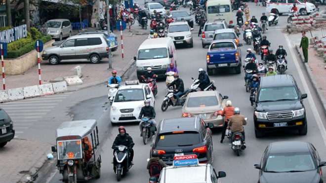 Đường 3 làn xe ngược chiều duy nhất ở thủ đô Đường Văn Cao, vốn được thiết kế có hai làn xe chạy ngược chiều nhau, tuy nhiên vào giờ cao điểm các xe được chạy 3 làn. Ảnh: Phương Sơn.